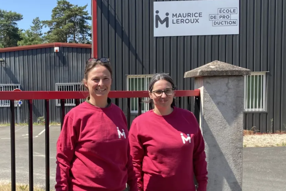 Constance de Marne et Aude-Marie Pantaléon devant l’école située aux Cousseaux à Salbris.