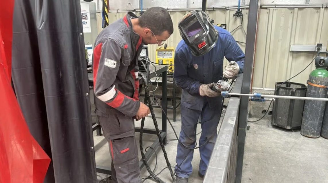 Les jeunes élèves de l’école de production sont placés sous la supervision de chefs d’ateliers qui s’assurent que le cahier des charges des éléments finis corresponde bien aux produits commandés. ©Photo S.R.