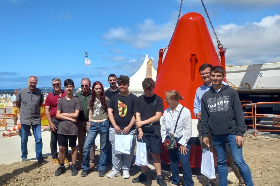 Les jeunes de l’EPAN et les élus devant la bouée de Pornichet (Loire-Atlantique). ©SLV
