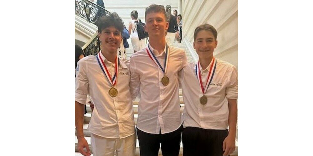 Mathieu Guyot, Lukas Amiot et Emrick Vigny lors de la réception de leur prix au Concours général des métiers. Photo fournie par l’École de production de la Giraudière